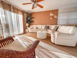 Bright Cozy Condo with Pool & Stunning Ocean Views