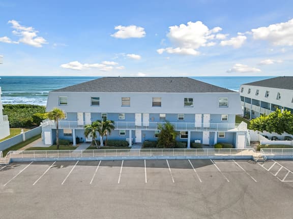 Bright Cozy Condo with Pool & Stunning Ocean Views